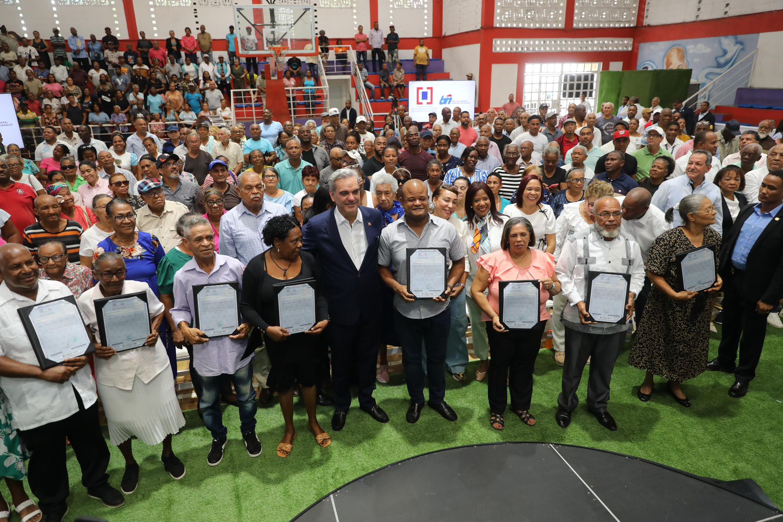 El Presidente Luis Abinader anunció este jueves que en los próximos cuatro años de gobierno entregará anualmente 50,000 títulos de propiedad para beneficiar a familias de escasos recursos en todo el país