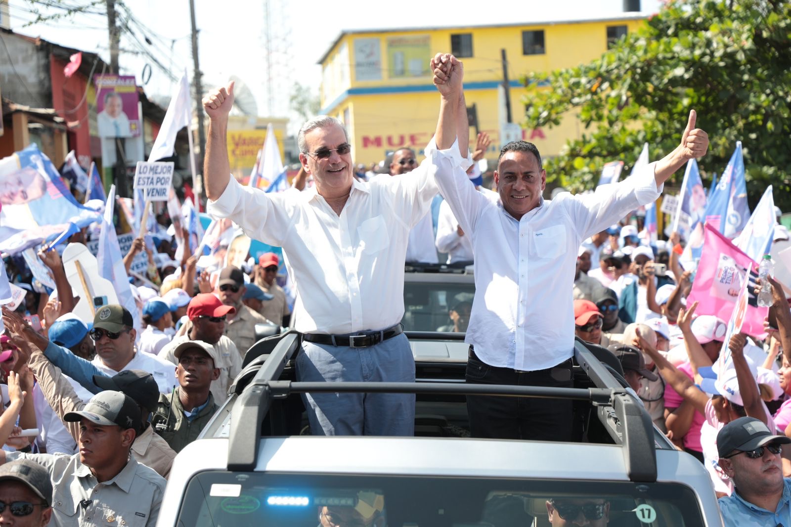Abinader encabeza caravana por Peralvillo y Yamasá en cierre de campaña