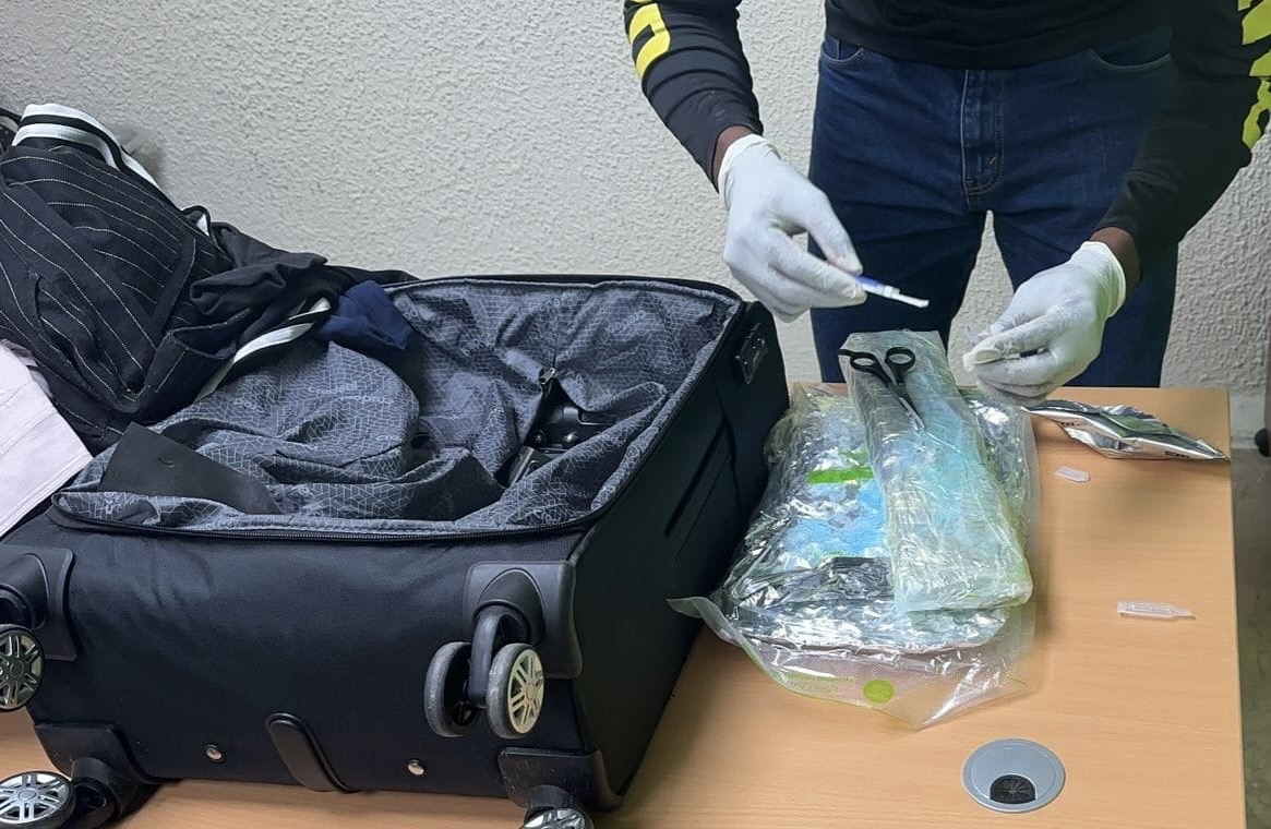 En AIPC: detienen extranjero y frustran envío de dos láminas presumiblemente cocaína a Bruselas