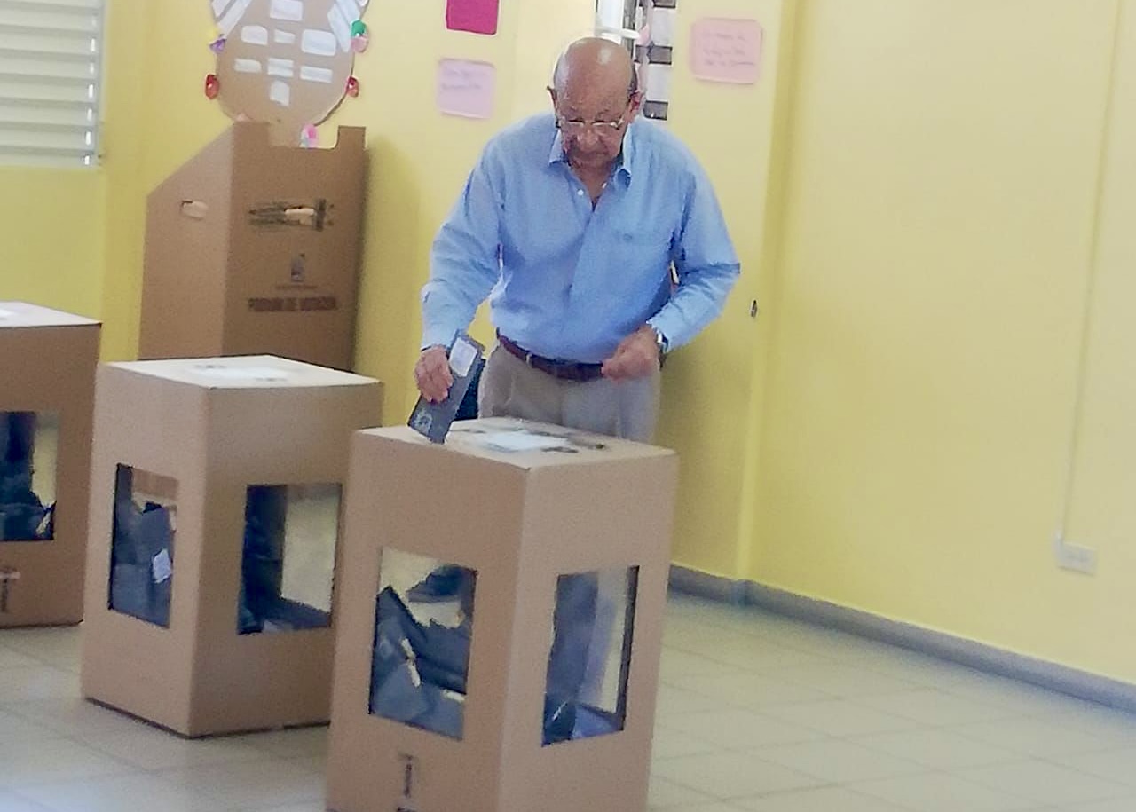 Doctor Fausto López Solís vota para fortalecer la democracia y celebrar la unidad Dominicana