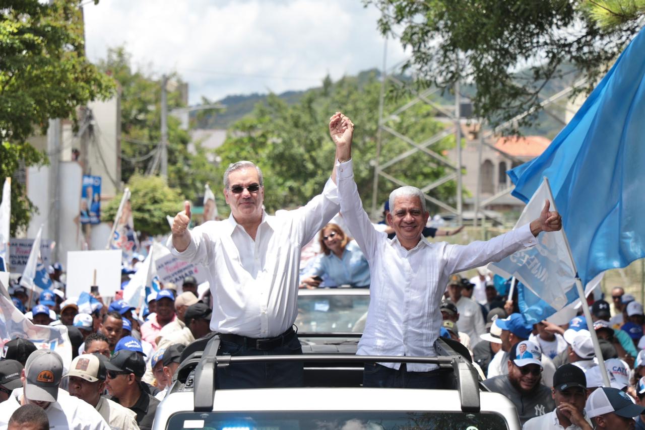 Luis Abinader encabeza multitudinaria marcha caravana en Cotuí, Sánchez Ramírez