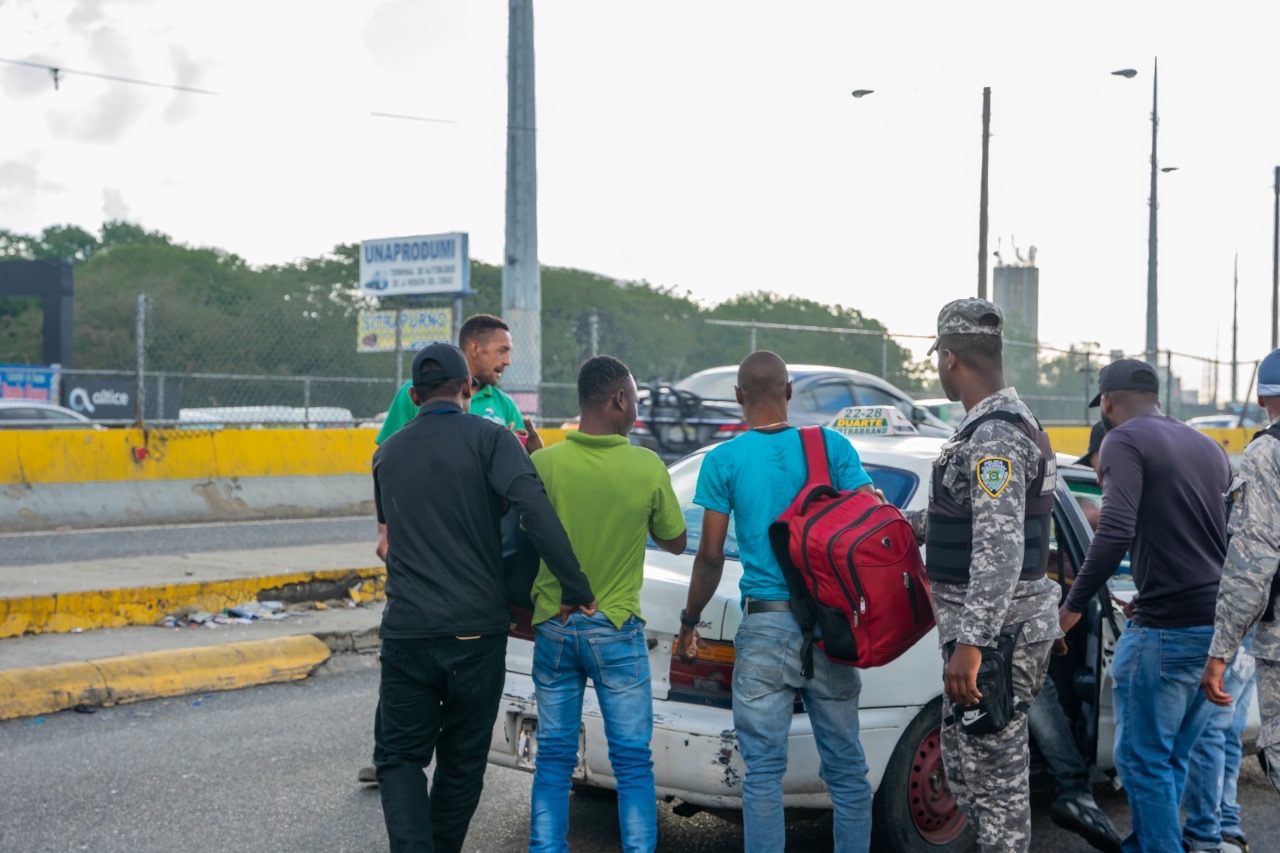 Ciudadanos tratan de impedir labor de agentes de Migración, los agreden física y verbalmente