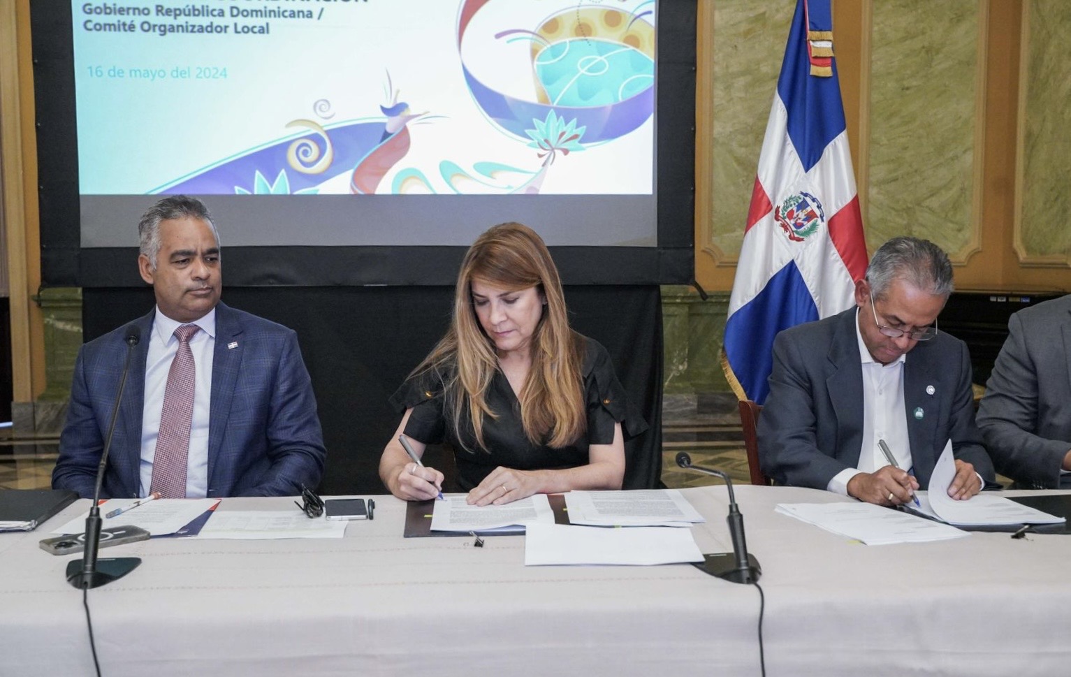 Alcaldesa Carolina Mejía firma acuerdo; Santo Domingo será sede de la Copa Mundial Femenina Sub-17