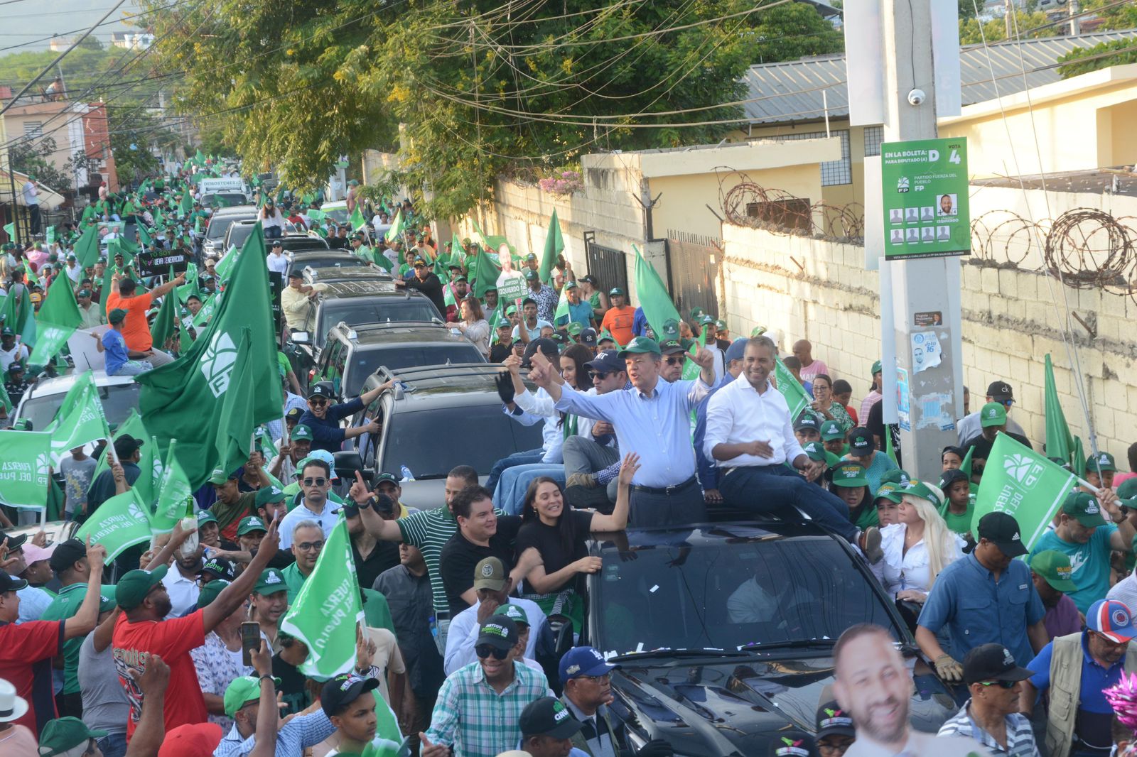 Leonel realiza multitudinarias marchas-caravanas en La Vega y Santiago