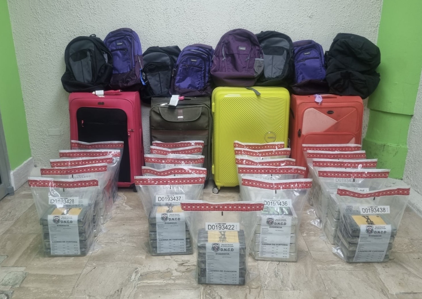 DNCD arresta hombre y frustra envío de 104 paquetes presumiblemente cocaína a Portugal