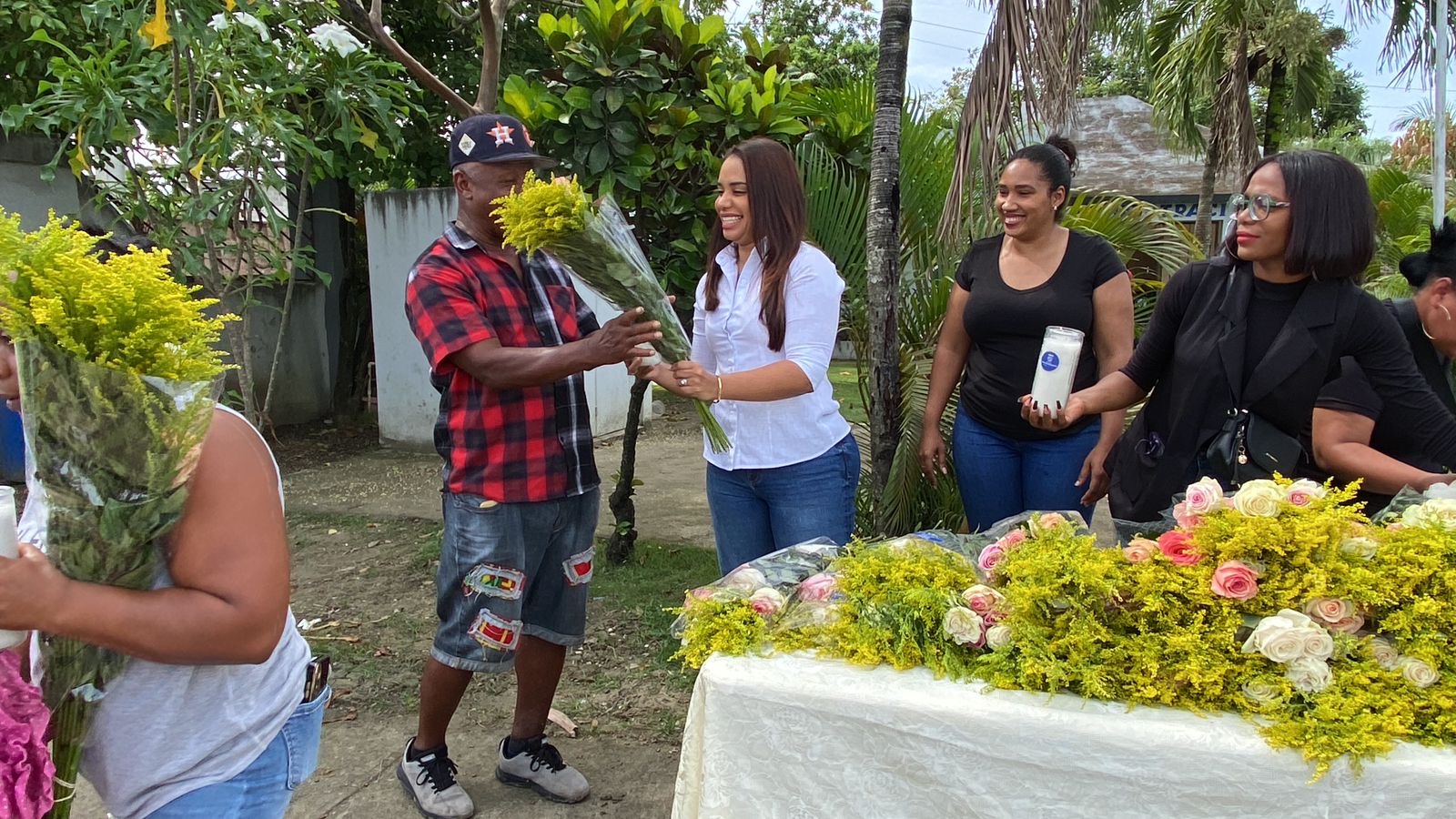 Alcaldesa Betty Gerónimo recorre cementerios con motivo al Día de las Madres
