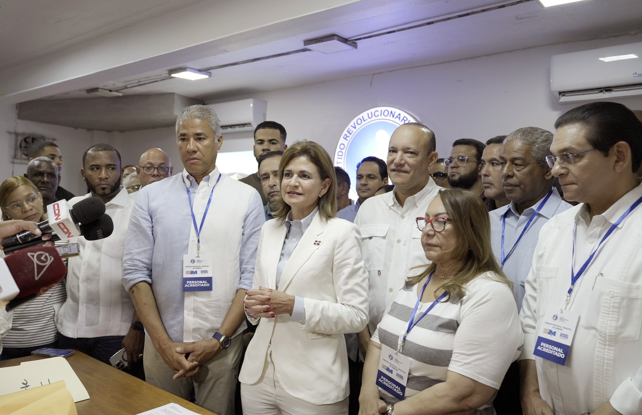 Vicepresidente acude a votar y cataloga el proceso como una fiesta de la democracia