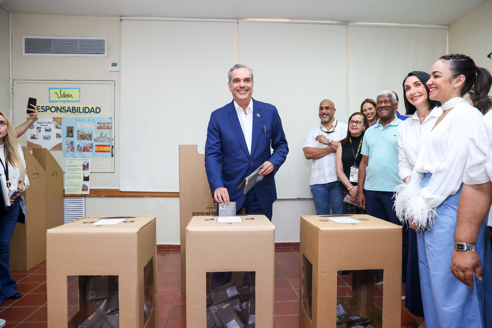 Presidente Abinader vota y afirma: “Al final del día nos vamos a unir”