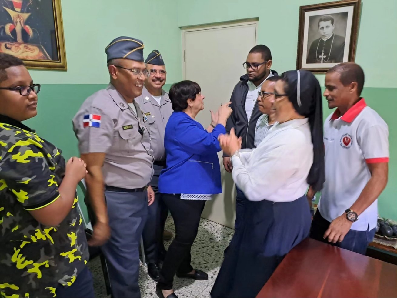 Director general PN dona motocicleta al Politécnico Santa Cruz: Fe y Alegría en El Seibo