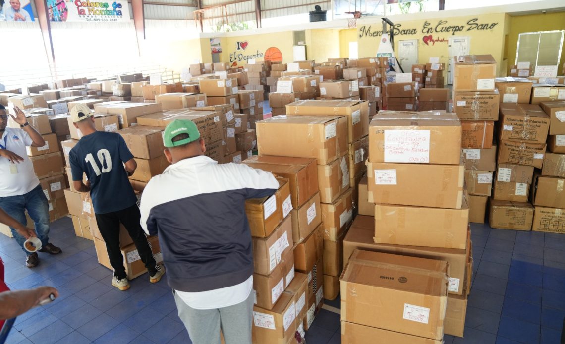 INABIE distribuye uniformes y útiles escolares en más de 1,600 escuelas