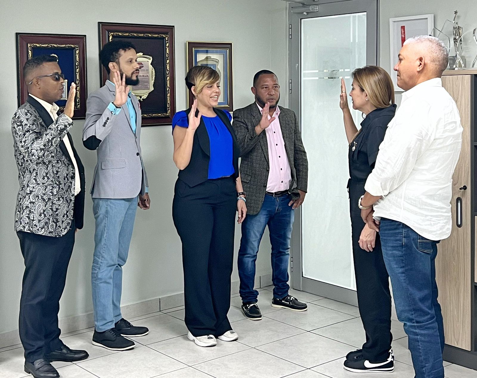Carolina Mejía juramenta en el PRM a la actriz Yesenia Núñez y a su equipo de trabajo