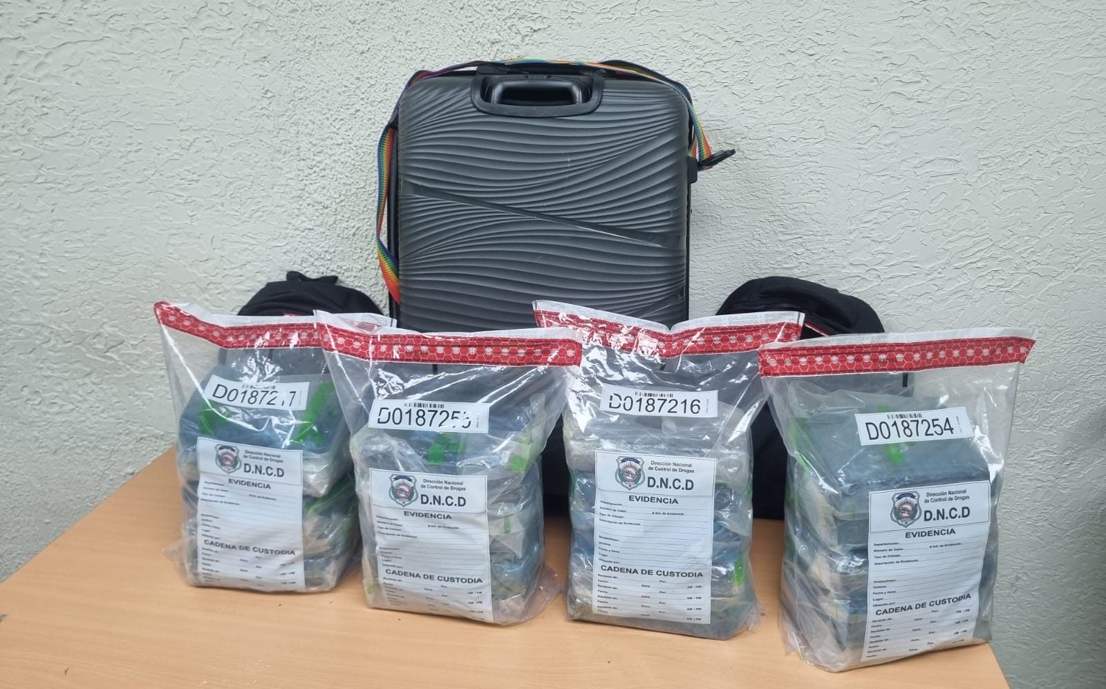 Detienen hombre vinculan al decomiso de 20 paquetes de cocaína en AIPC
