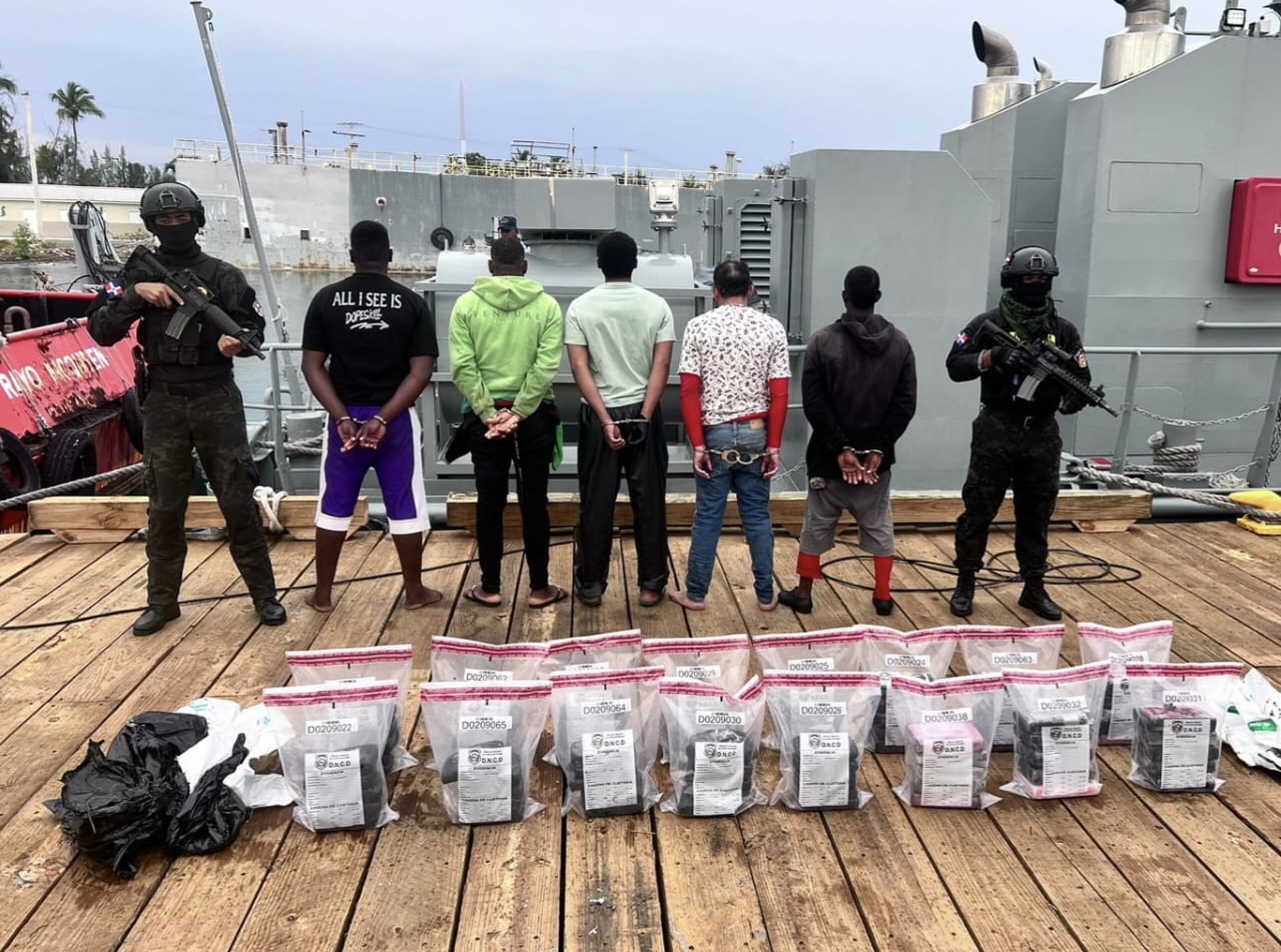 Intervienen dos embarcaciones con 80 paquetes de cocaína y marihuana; arrestan cinco Dominicanos