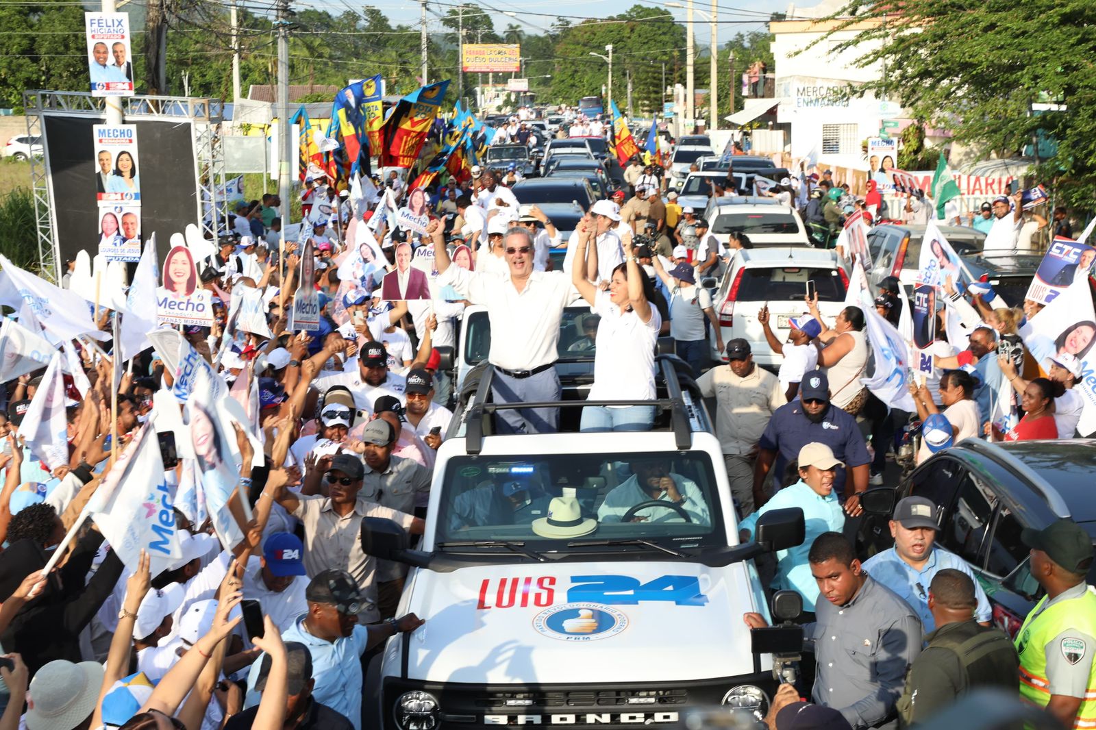 Luis Abinader realiza marchas caravanas en las provincias Duarte y Hermanas Mirabal