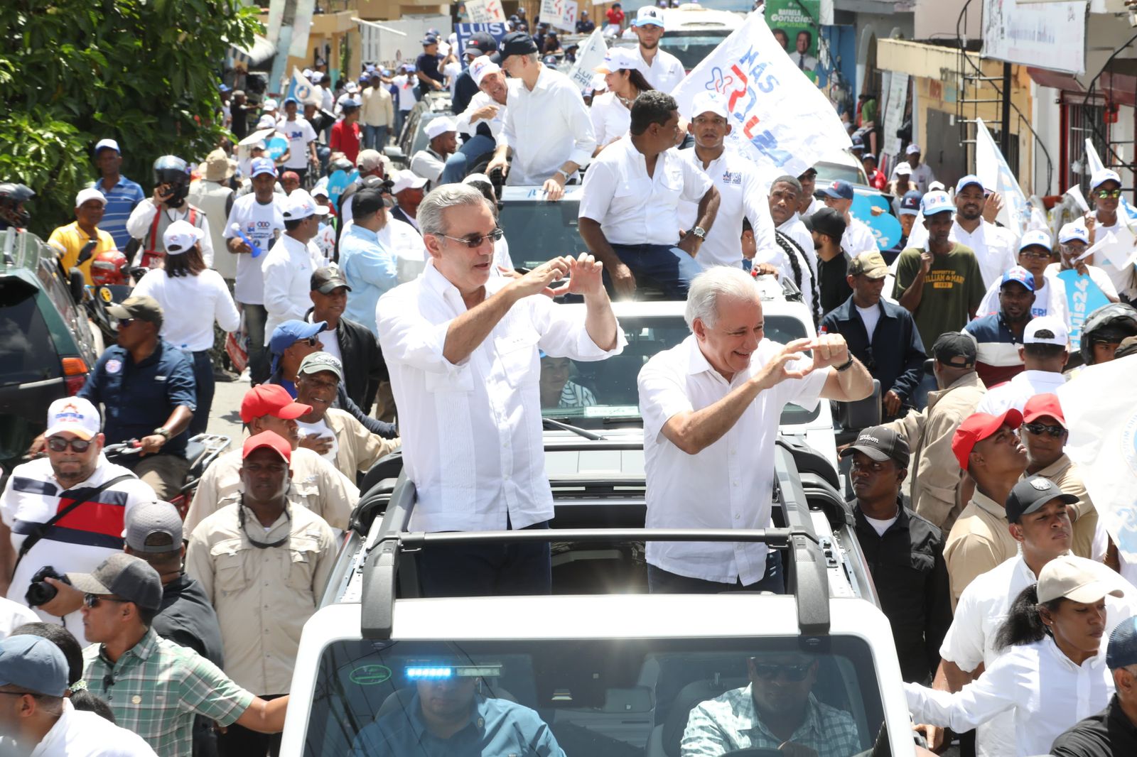 Abinader finalizó marchas caravanas en Santo Domingo Este