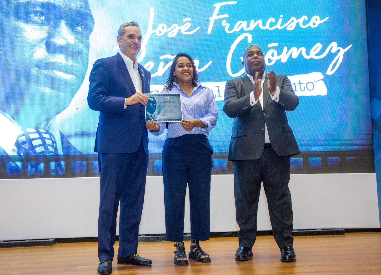Presidente Abinader asiste a cierre «Festival del Minuto José Francisco Peña Gómez», concurso sobre la vida y obra del líder político
