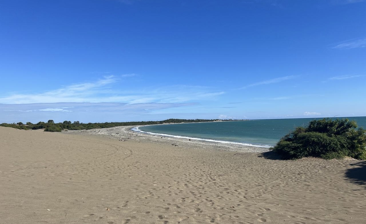 Alta presión mantiene condiciones secas y estables; temperaturas calurosas y condiciones marítimas normales
