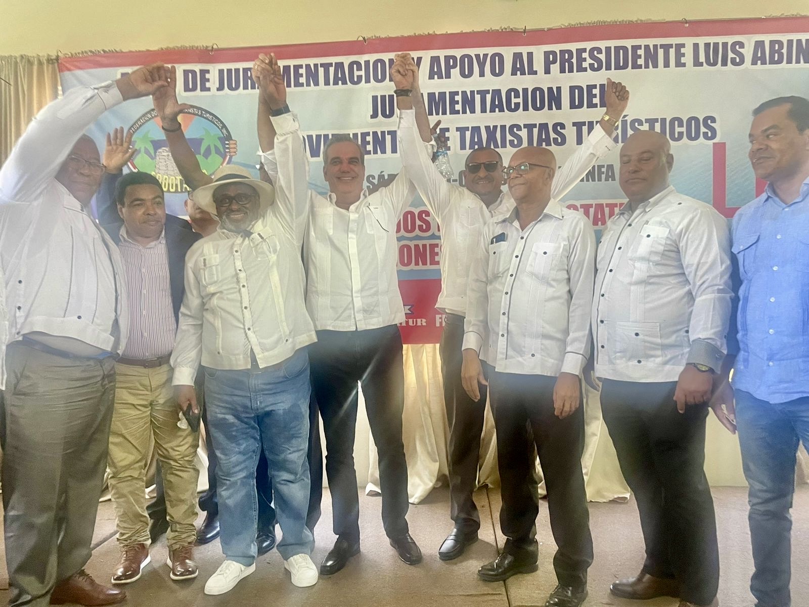 Luis Abinader recibe apoyo de Movimiento de Taxistas Turísticos