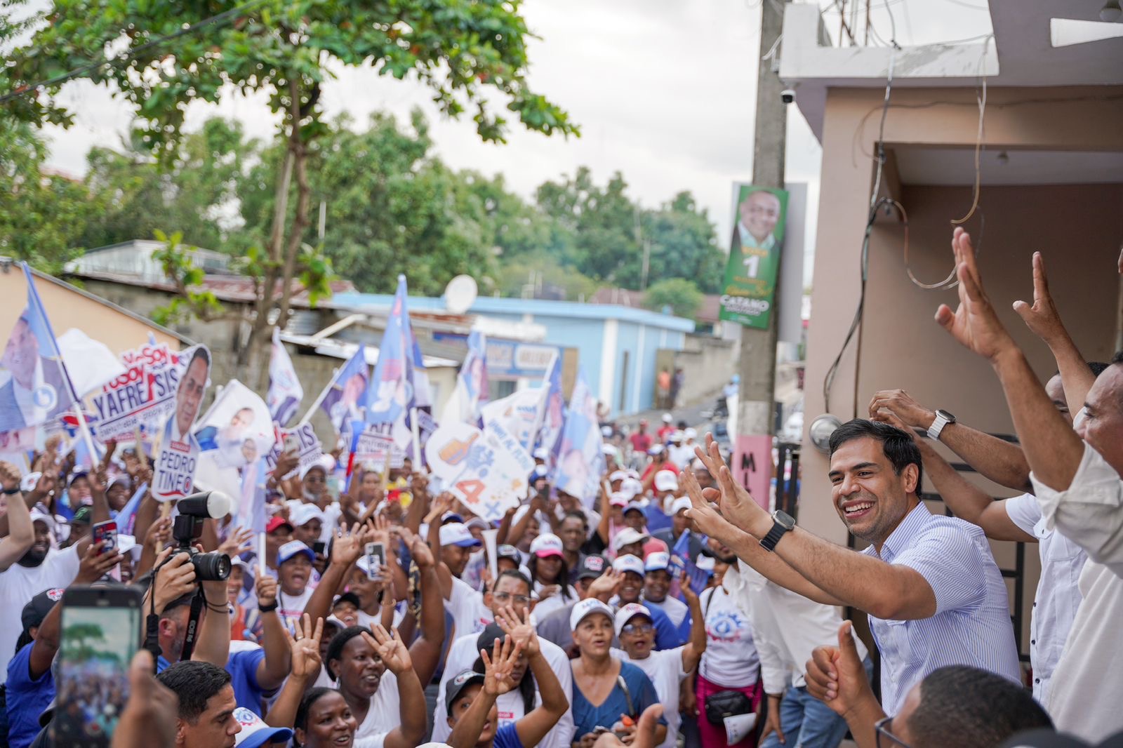 Roberto Ángel encabezó junto al candidato a senador, Pedro Tineo, una gran marcha en Monte Plata