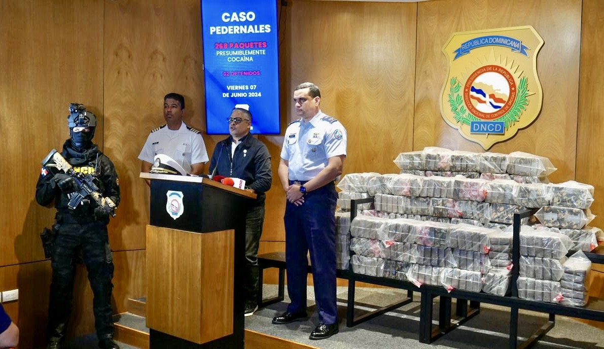 Arrestan dos e incautan 268 paquetes presumiblemente cocaína en operación conjunta desplegada en costas de Pedernales