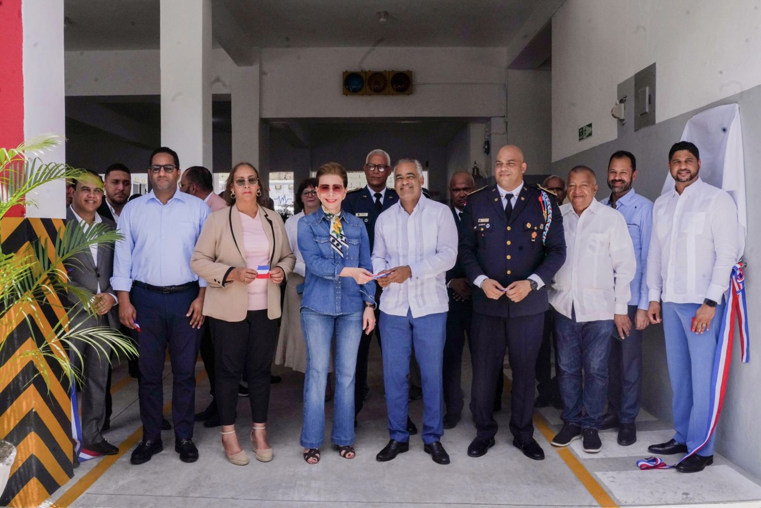 Ministro Joel Santos Echavarría encabeza entrega de remozada y ampliada estación de bomberos en San Cristóbal