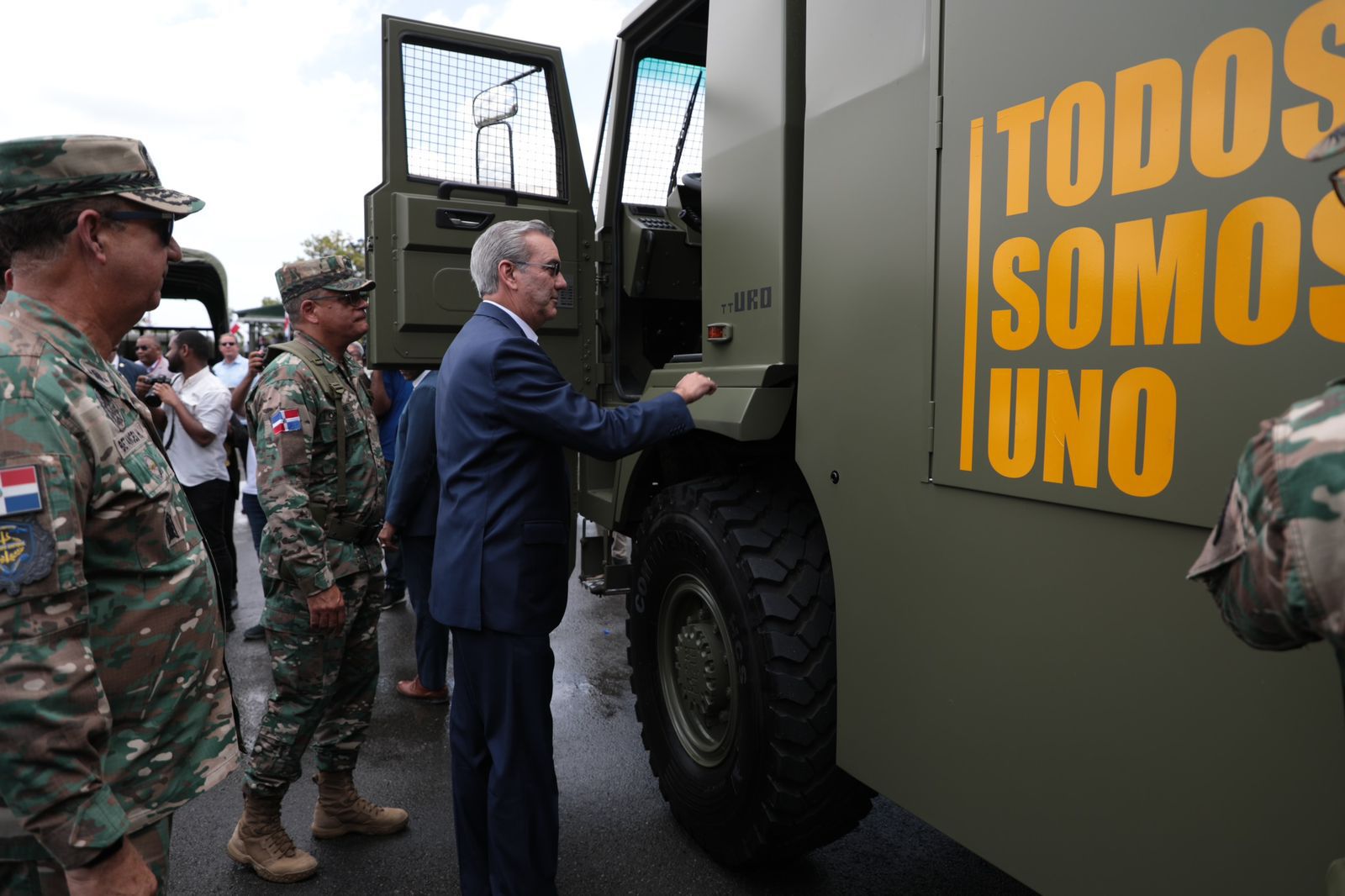 Presidente Abinader entrega 44 nuevos vehículos al Ejército, que incrementan capacidad de movilidad en 1,200 soldados más a cualquier punto del país