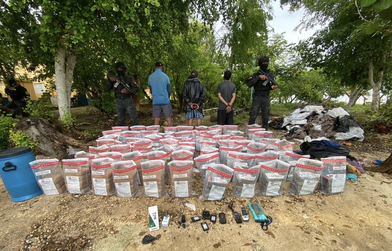 Asestan otra vez; ahora por La Altagracia atrapan tres y confiscan 322 paquetes presumiblemente cocaína y marihuana