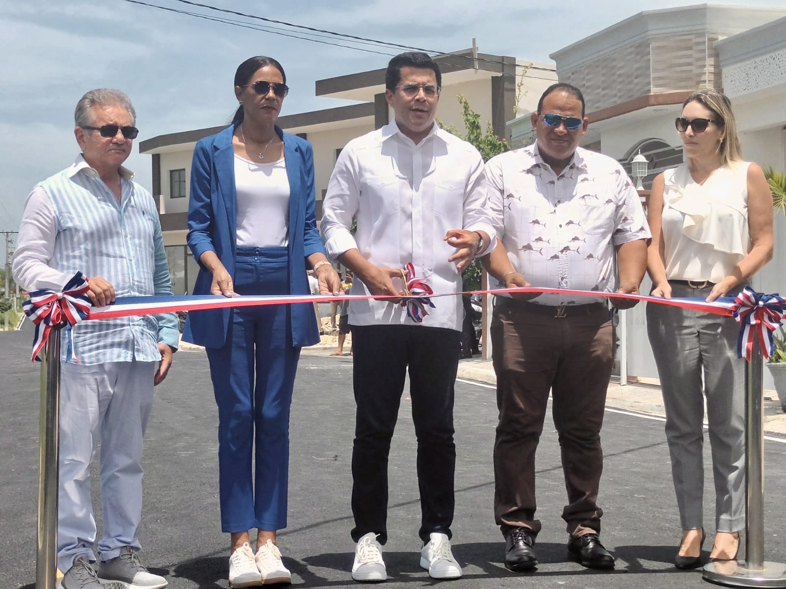 Turismo entrega calles asfaltadas con reparaciones de aceras y contenes en Bayahíbe