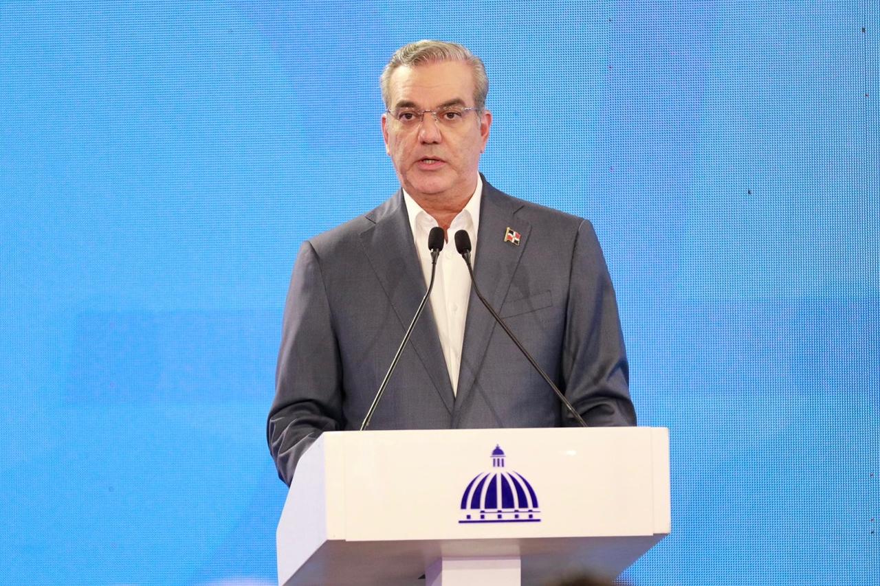 Presidente Abinader presenta el ahorro que representa para las familias el Sistema Nacional de Transporte Estudiantil