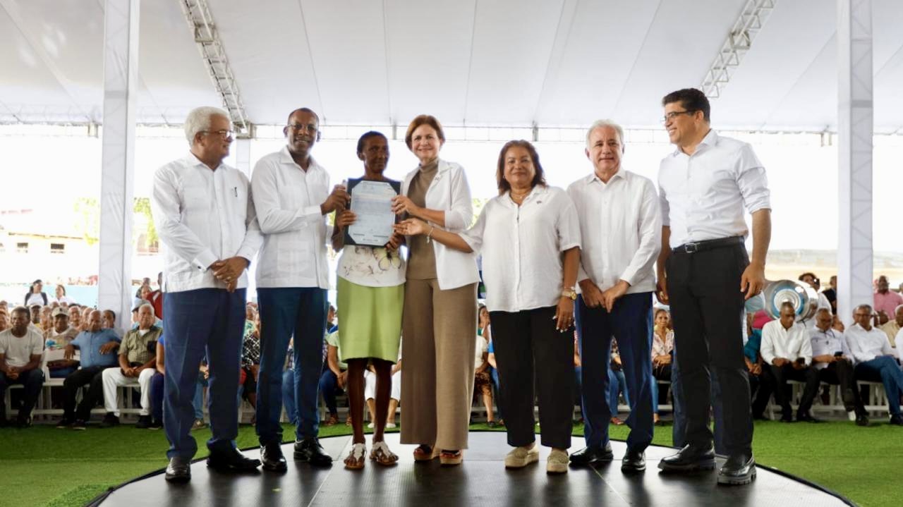 Gobierno otorga seguridad jurídica a familias de SDE, con entrega de títulos de propiedad