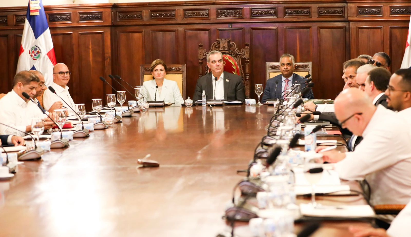 Presidente Abinader encabeza consejo de ministros y directores para evaluar resultados en sectores como la economía, el empleo y la salud