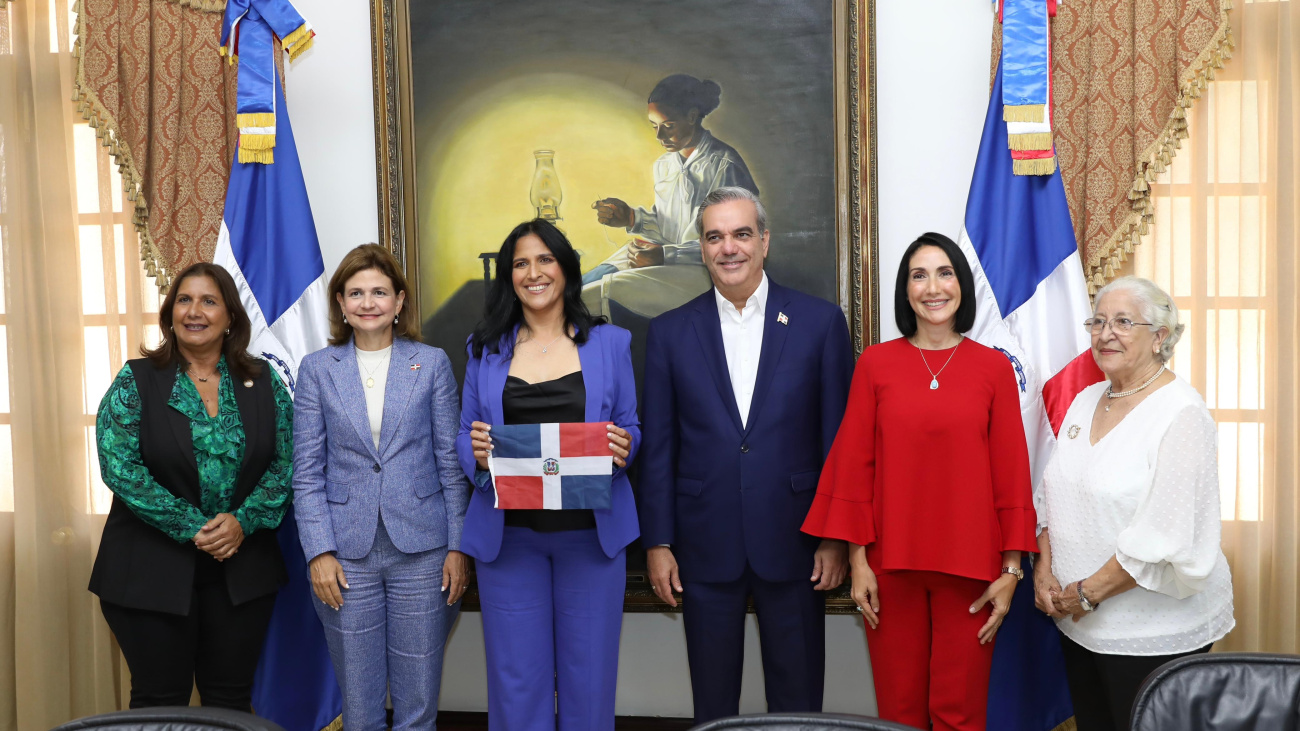 Presidente Abinader recibe a Thais Herrera, primera dominicana en escalar el Everest, en el Palacio Nacional