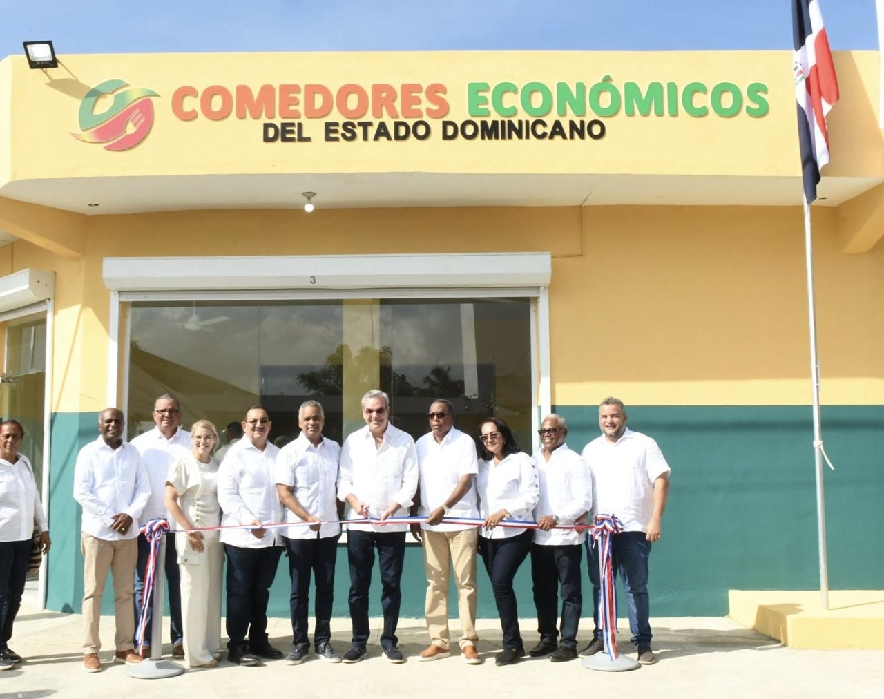Presidente Abinader encabeza junto al director de Comedores Económicos del Estado la inauguración de un moderno comedor en Sabana de la Mar