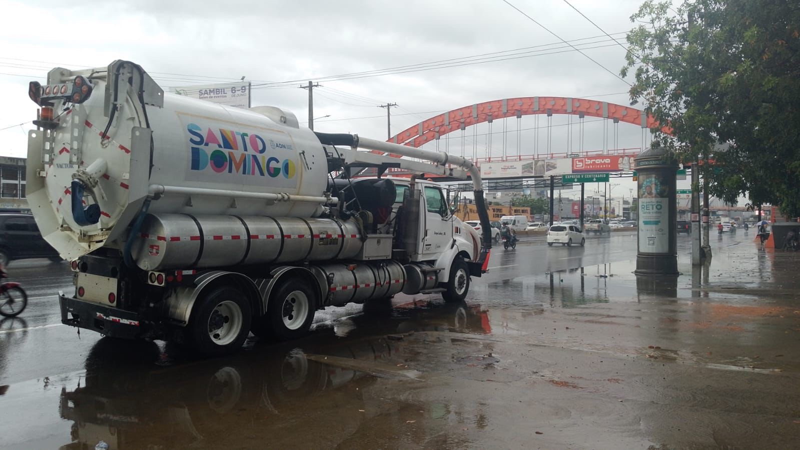 ADN refuerza trabajos preventivos de limpieza de imbornales y filtrantes ante el paso del huracán Beryl