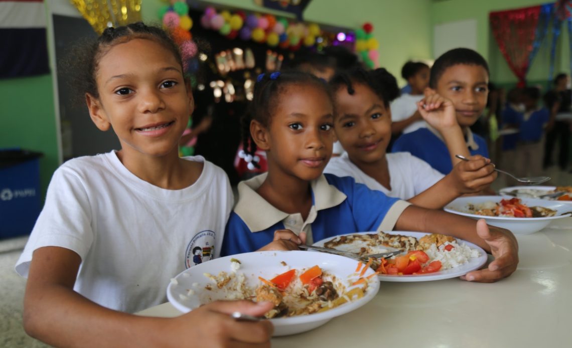Inabie contribuyó con la permanencia de estudiantes en las aulas, tras entrega preliminar de más de 908 millones de raciones alimenticias en el año escolar 2023-2024