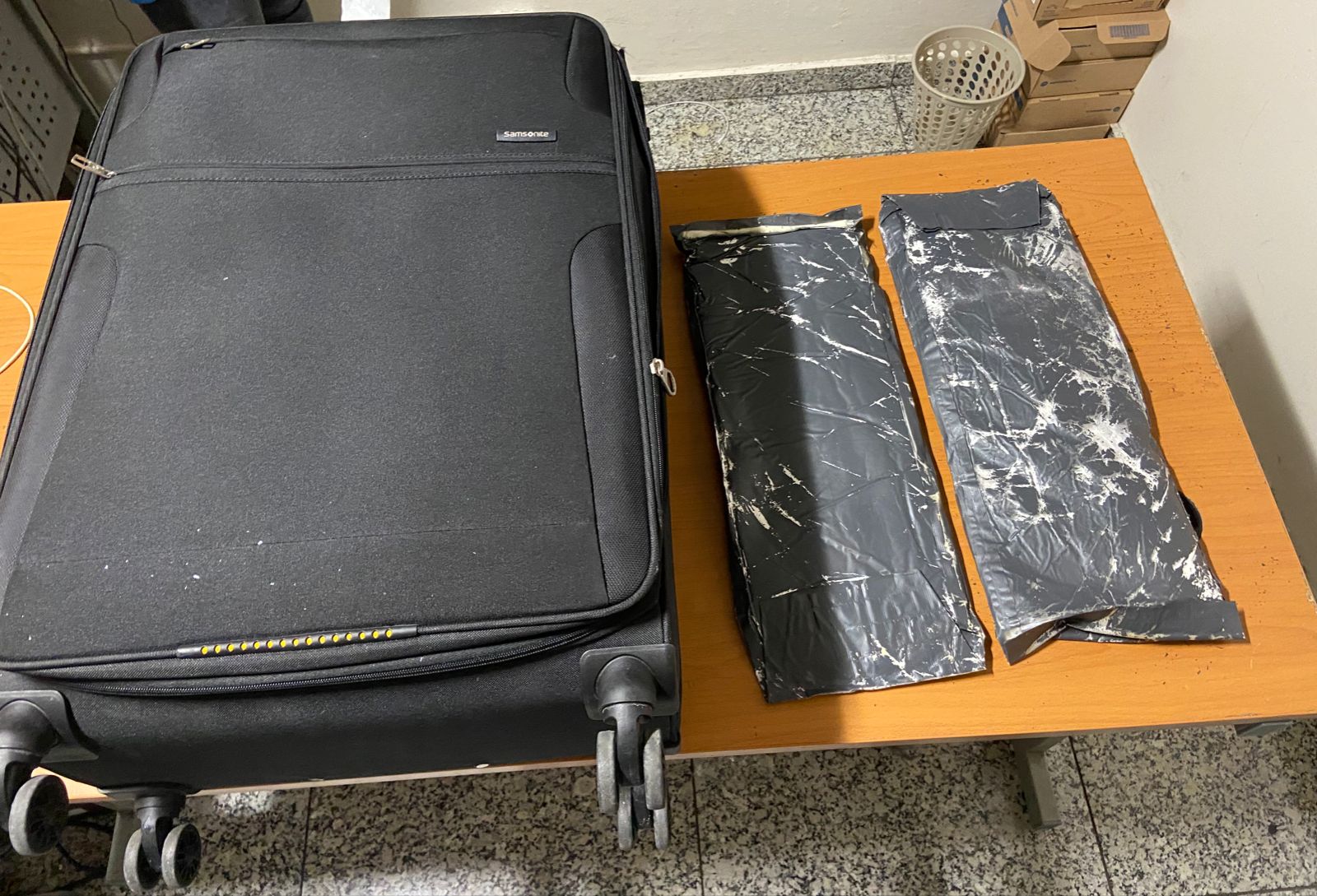 Atrapan mujer viajaría a España con dos láminas presuntamente cocaína escondidas en equipaje
