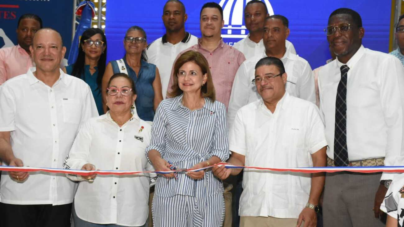 Vicepresidenta Raquel Peña entrega el remozado club GUG en Santiago tras 20 años de abandono