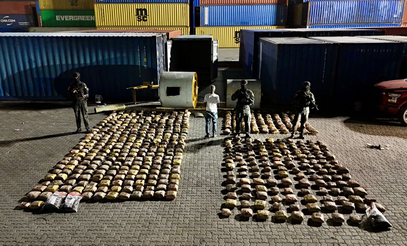 En Puerto de Haina arrestan dos hombres e incautan en rolos de maquinaria pesada más de mil libras de marihuana
