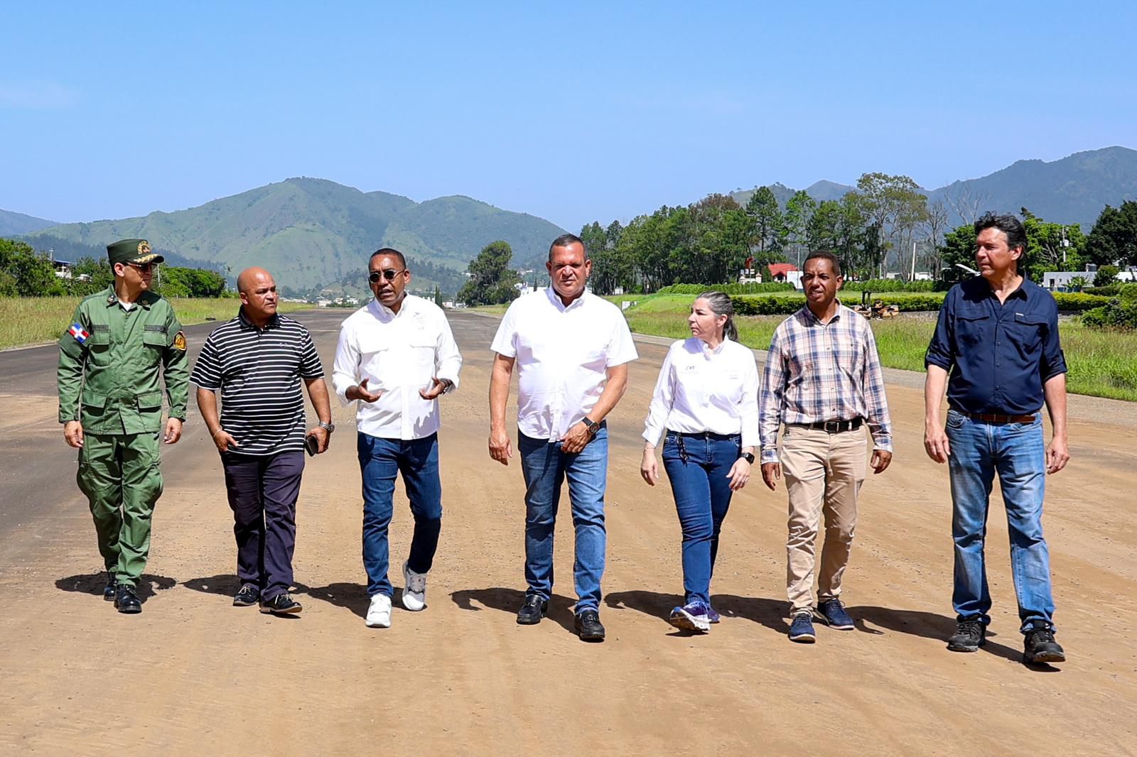 Director DA evalúa daños por lluvias en aeropuerto Constanza; garantiza solución