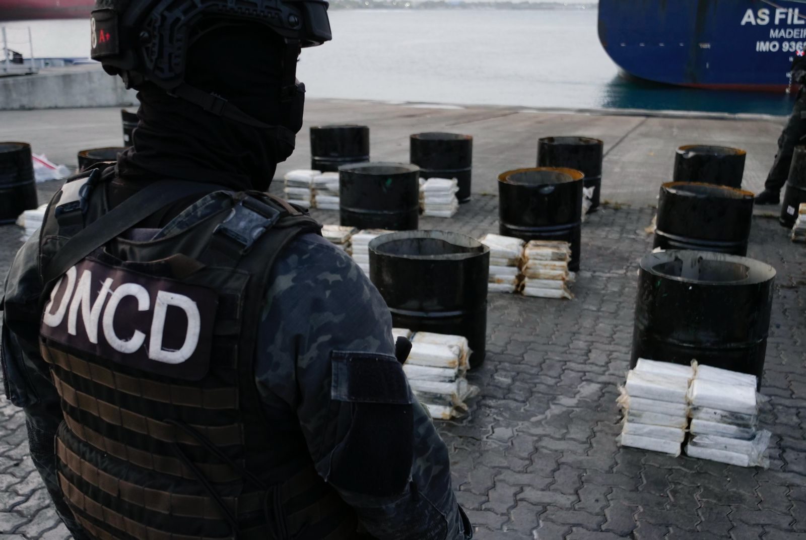 En Caucedo: camuflados en tanques llenos de miel incautan cargamento de 371 paquetes presumiblemente cocaína