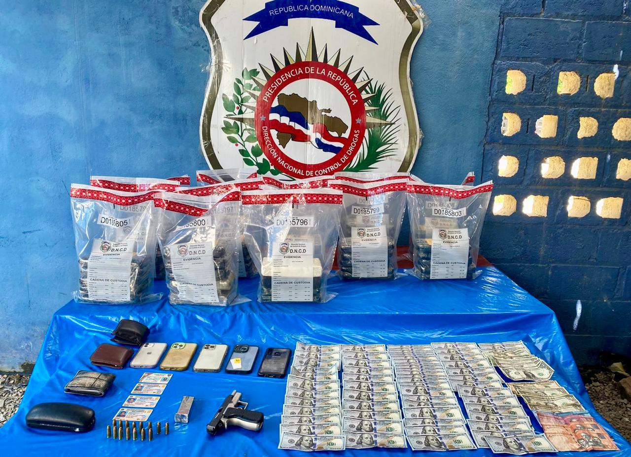 Interceptan vehículos en peaje Autopista del Coral; arrestan tres hombres y ocupan 64 paquetes presumiblemente cocaína