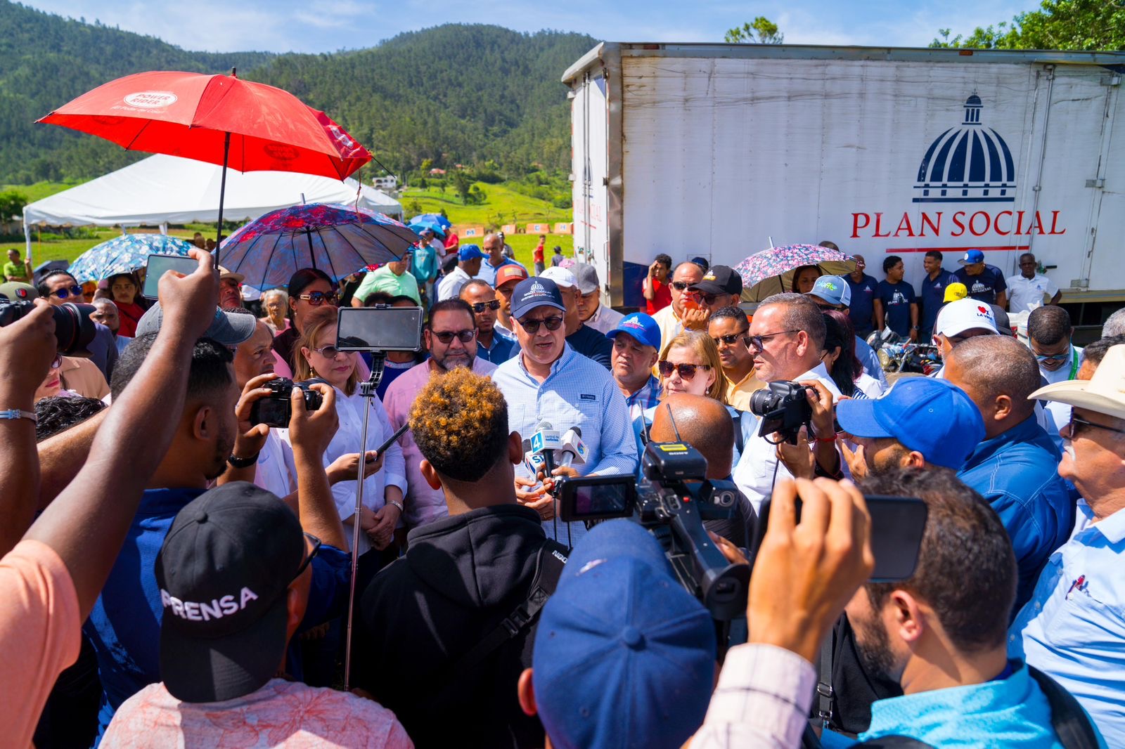 Gobierno asiste con más ayudas a familias afectadas por las lluvias en Constanza