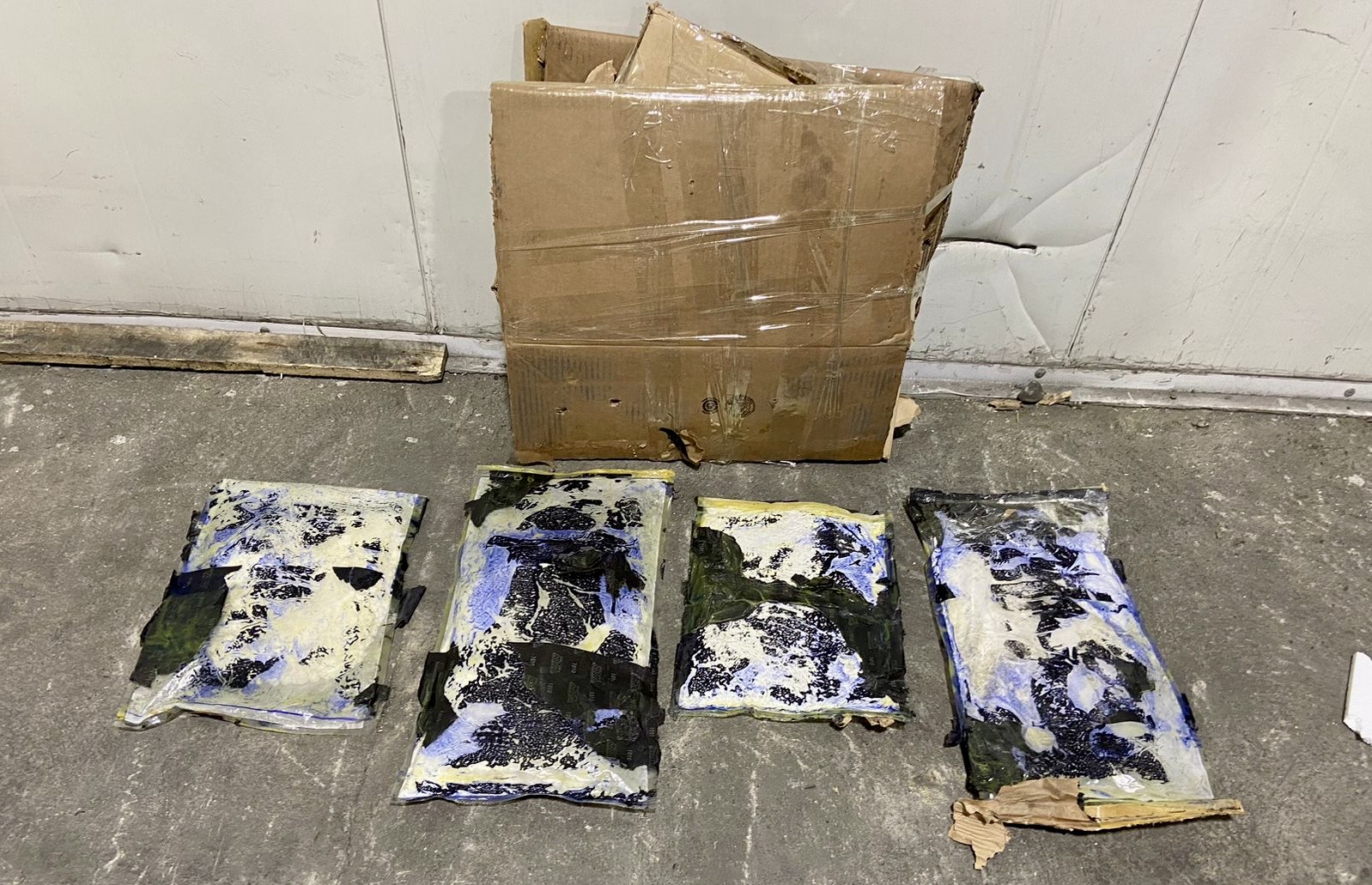 Incautan en el AILA ocho láminas de cocaína camufladas en cajas con productos comestibles
