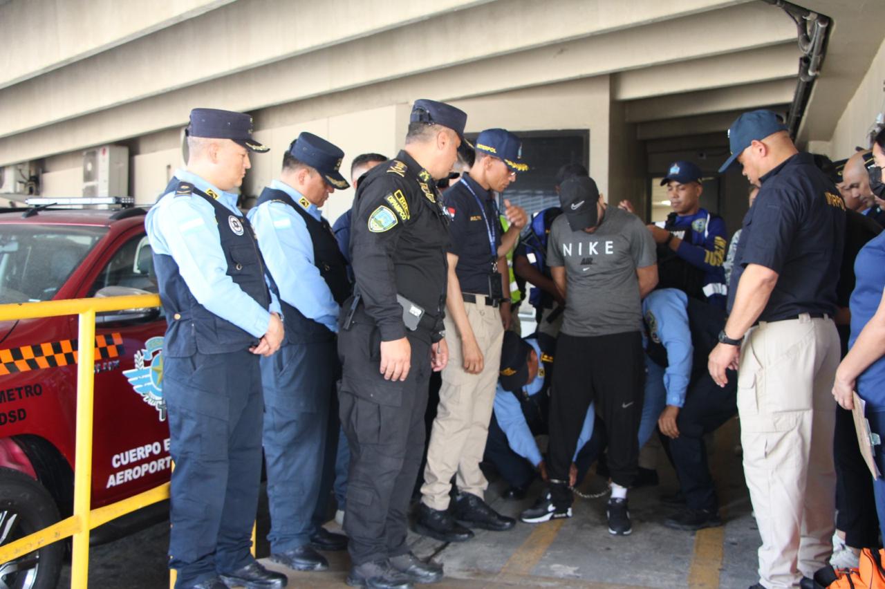 Agentes OCN-Interpol Santo Domingo de la PN entregan en extradición a hombre acusado de homicidio de tres mujeres en Honduras