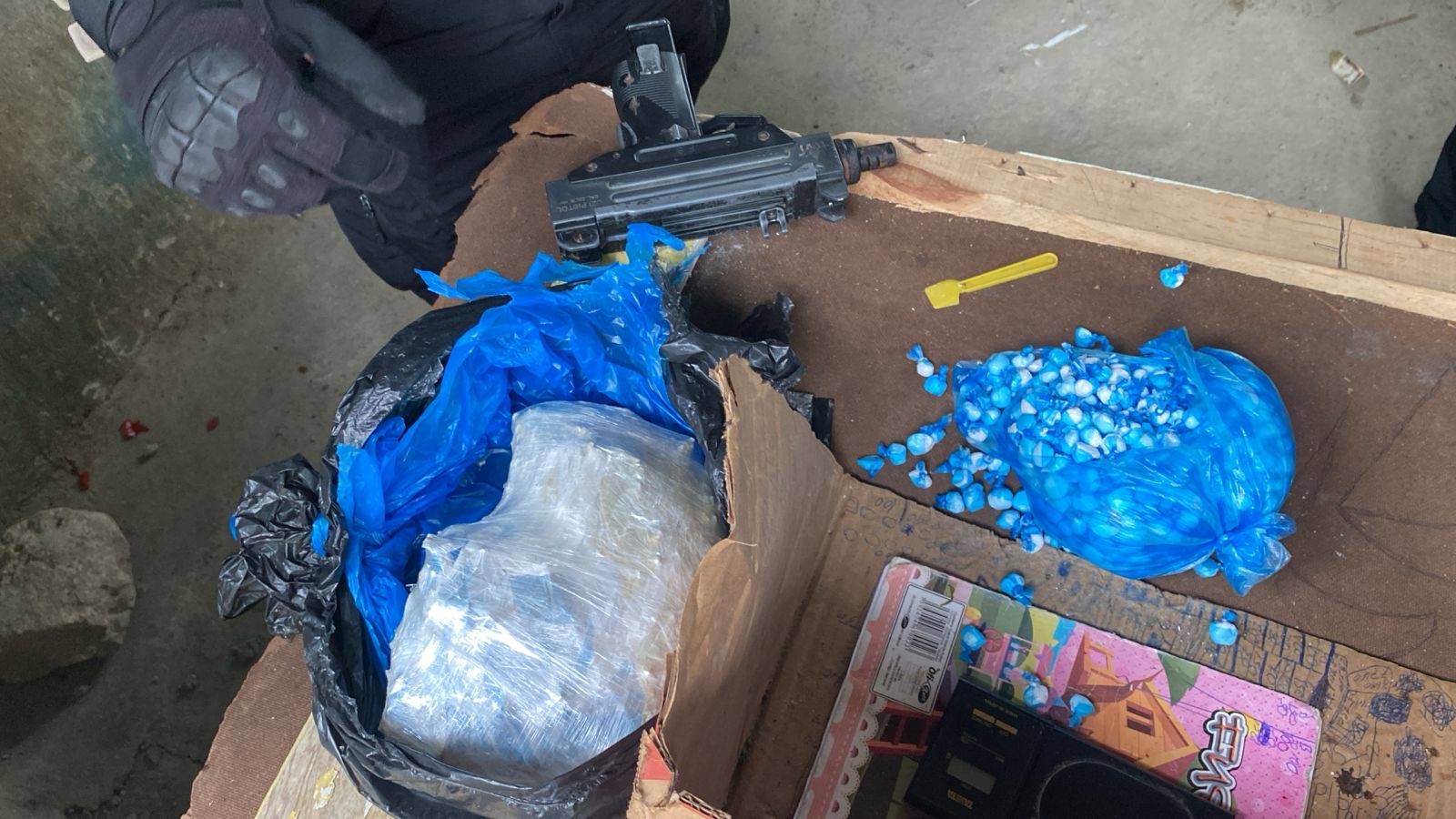 Autoridades intervienen barrios en SFM; confiscan más 10,000 gramos de drogas y arrestan 23 personas