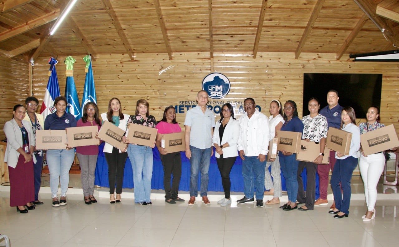 Atención Primaria del SNS y el SRSM entregan laptops para fortalecer servicios a usuarios