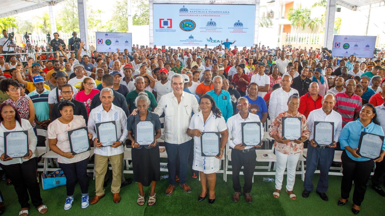 Presidente Abinader entrega certificado de título número 100,000; programa de titulación ha impactado 29 provincias en todo el país