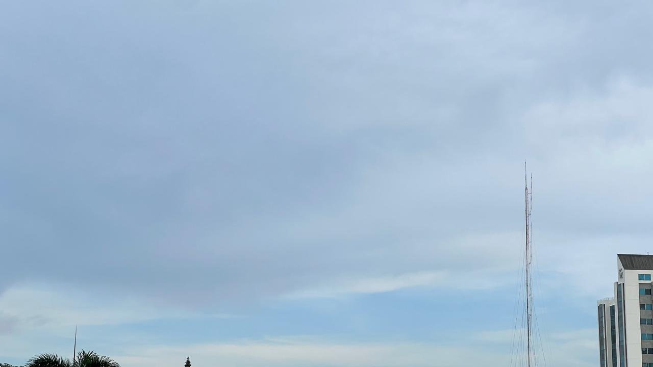 Temperaturas calurosas y aire grisáceo por polvo suspendido; se prevén chubascos breves en el sureste y noreste