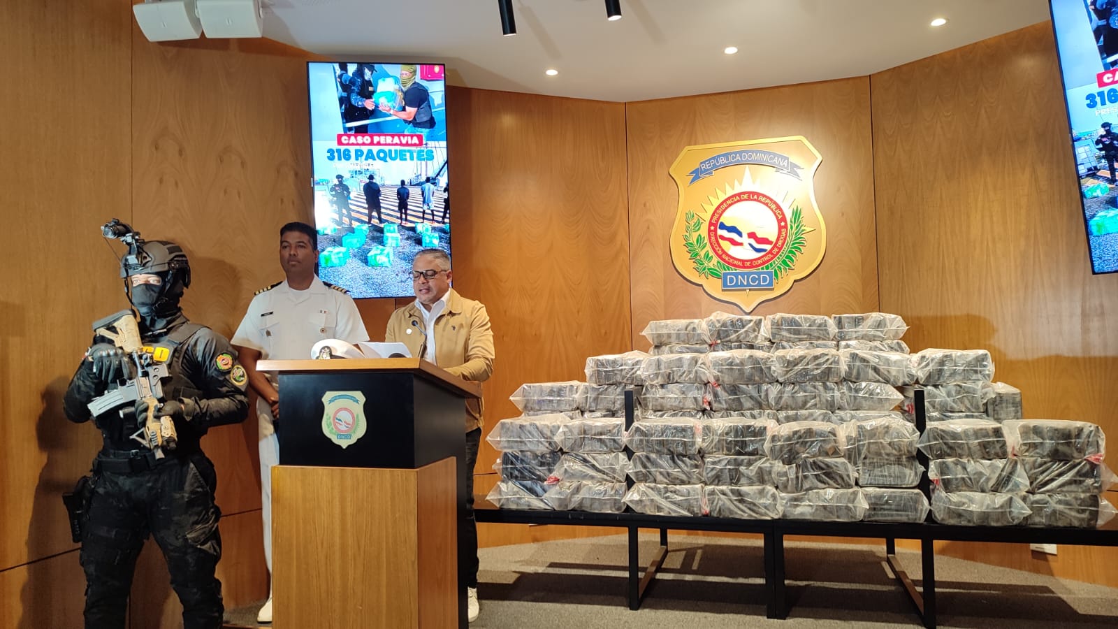 Golpean narcotráfico; apresan tres e intervienen lancha con 316 paquetes presuntamente cocaína en Peravia