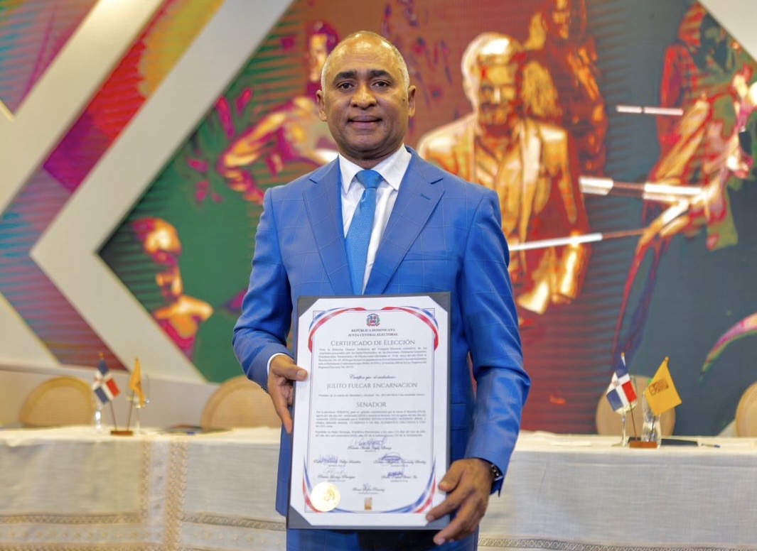 Julito Fulcar recibe certificado que lo acredita como senador por la provincia Peravia